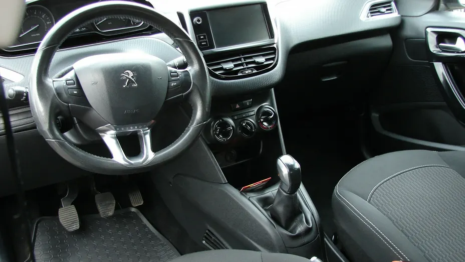 PEUGEOT 208 -