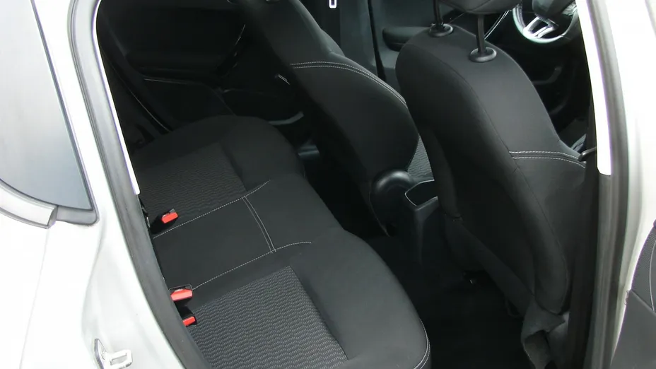 PEUGEOT 208 -