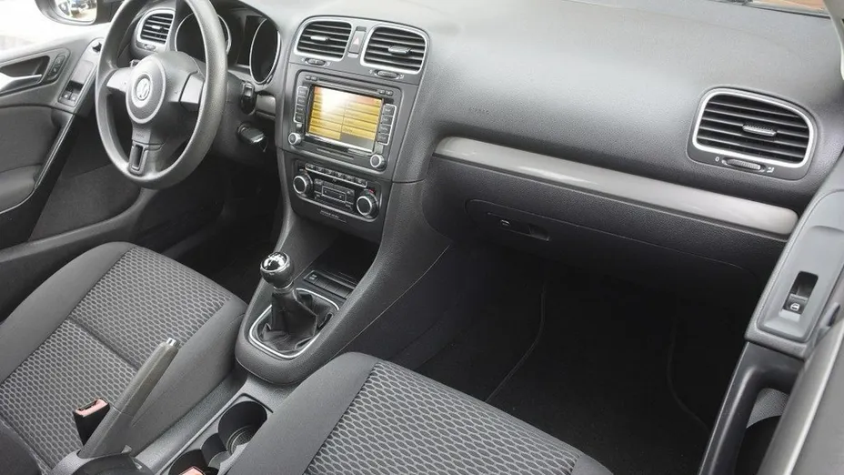 VOLKSWAGEN Golf -