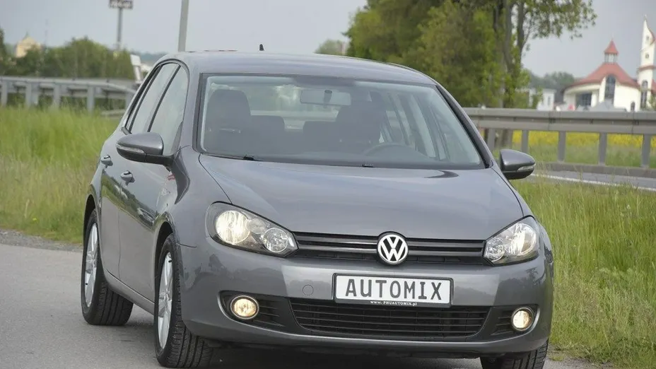 VOLKSWAGEN Golf -