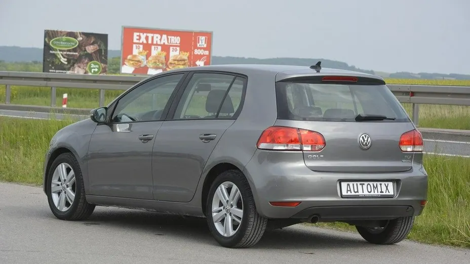 VOLKSWAGEN Golf -