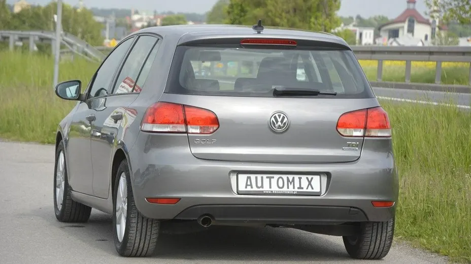 VOLKSWAGEN Golf -