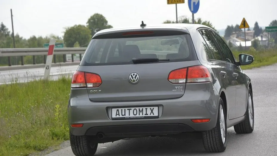 VOLKSWAGEN Golf -