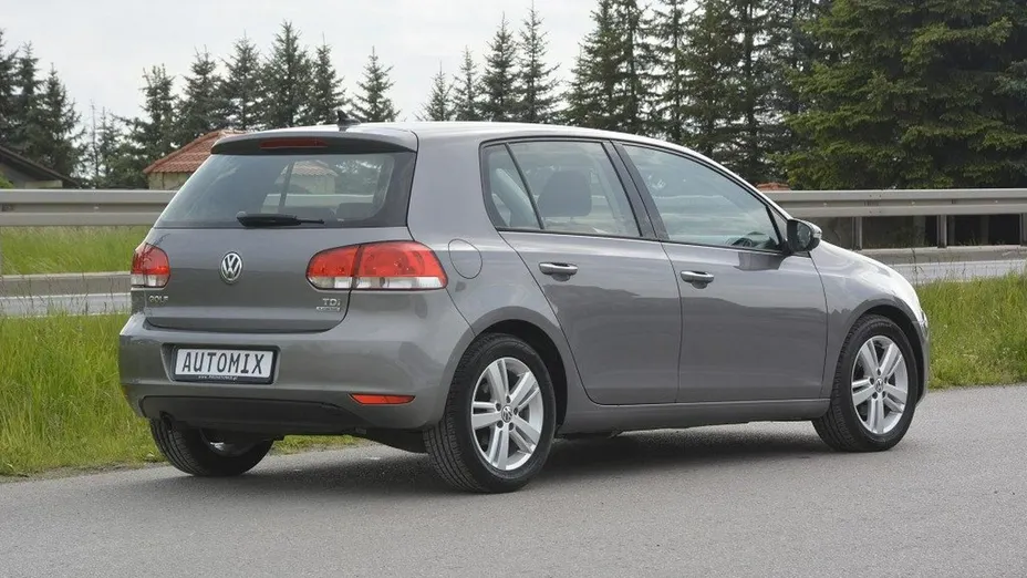 VOLKSWAGEN Golf -