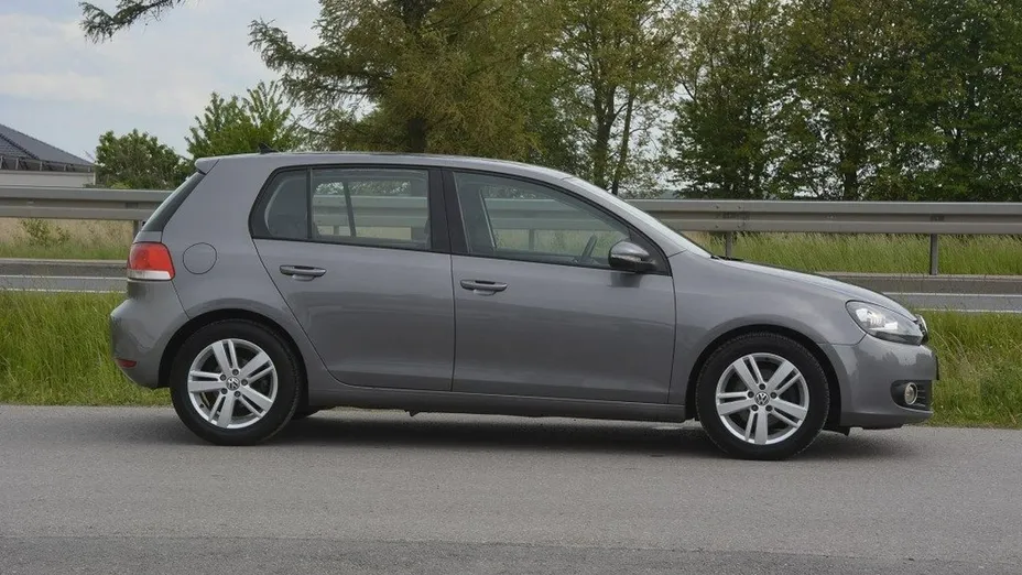 VOLKSWAGEN Golf -