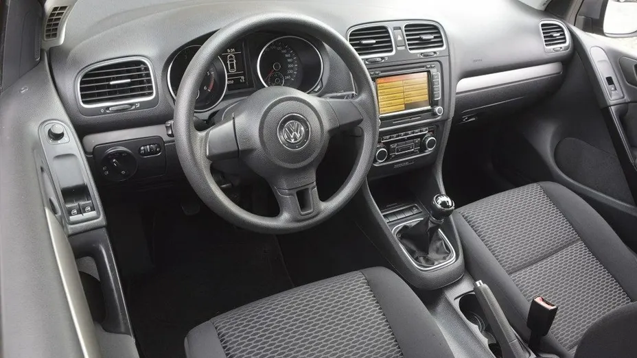 VOLKSWAGEN Golf -