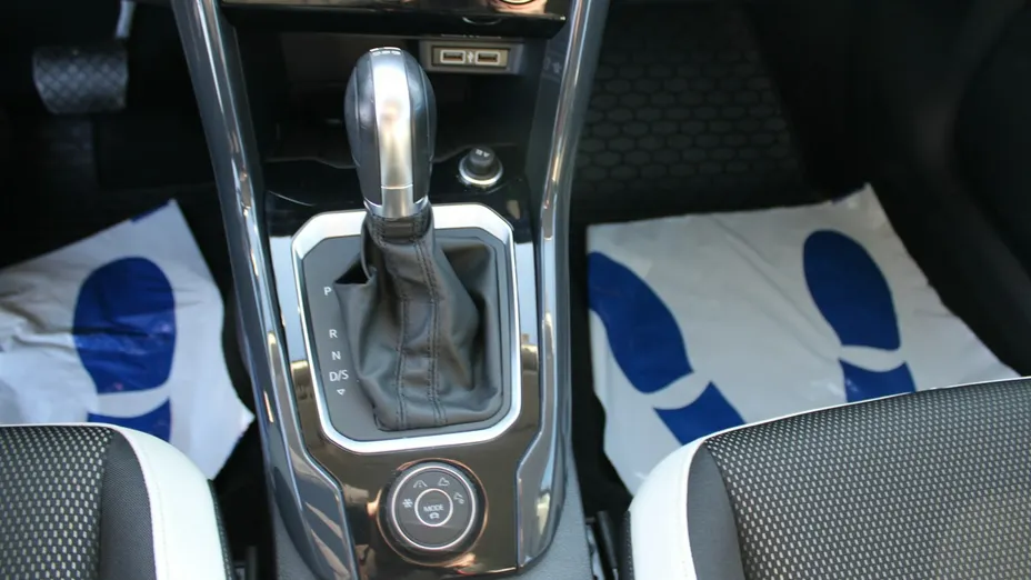 VOLKSWAGEN T-ROC -