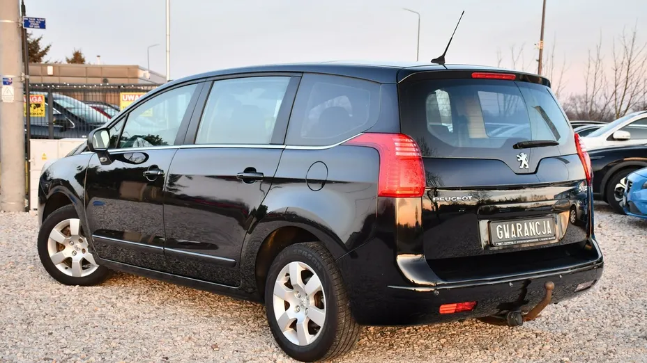 PEUGEOT 5008 -