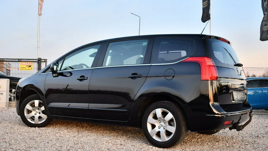 PEUGEOT 5008 -