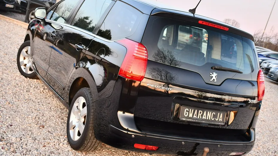 PEUGEOT 5008 -