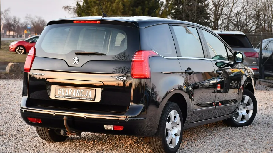 PEUGEOT 5008 -