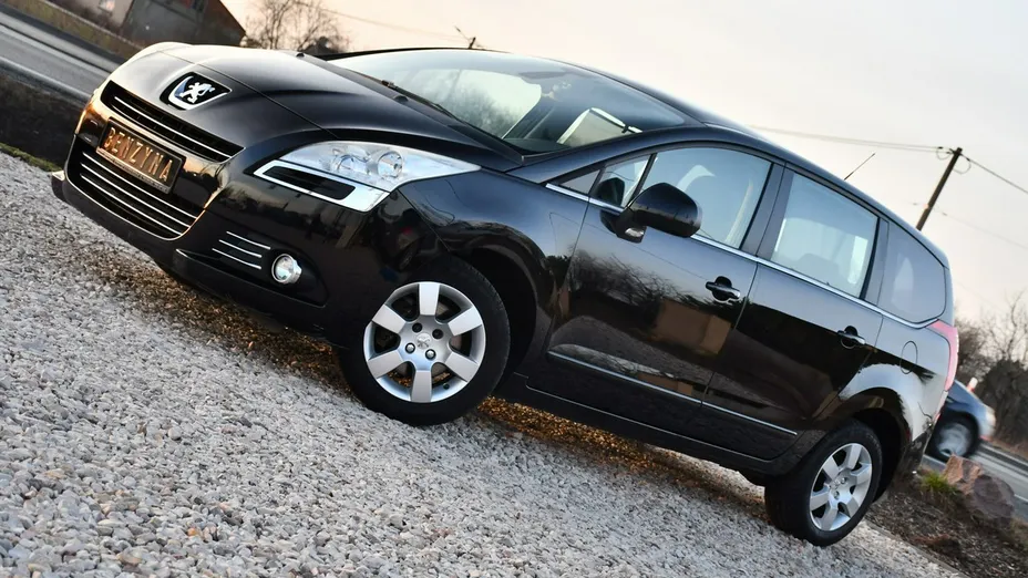 PEUGEOT 5008 -