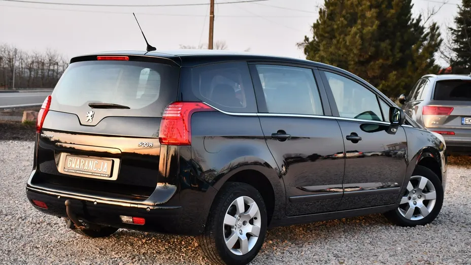 PEUGEOT 5008 -