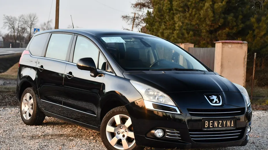 PEUGEOT 5008 -