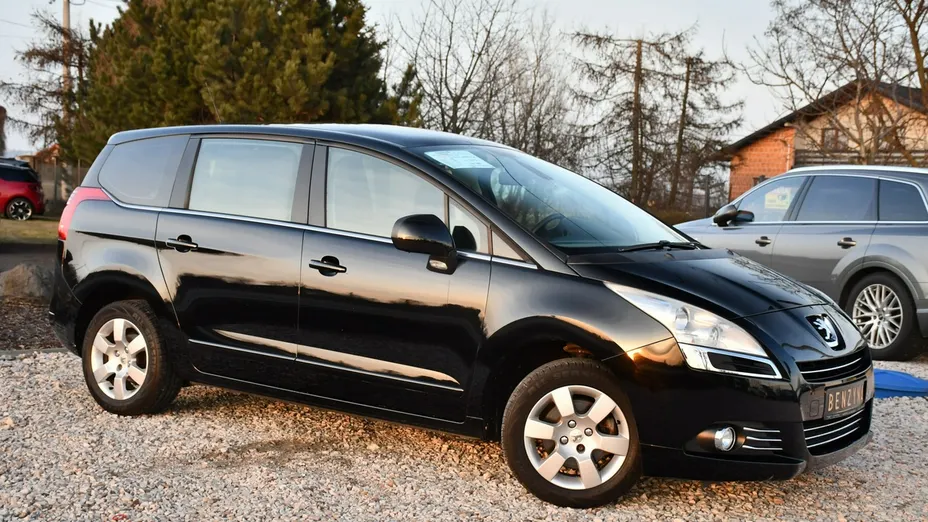 PEUGEOT 5008 -