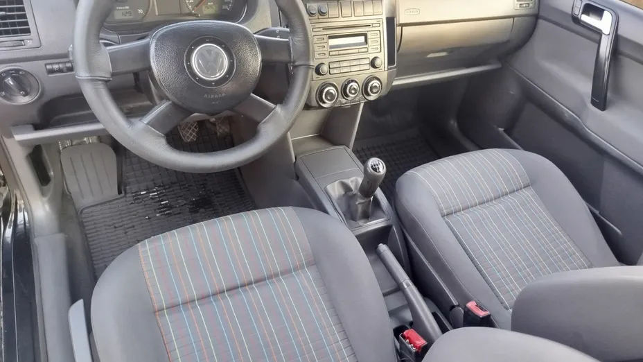 VOLKSWAGEN Polo -