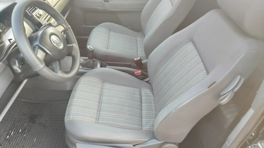 VOLKSWAGEN Polo -