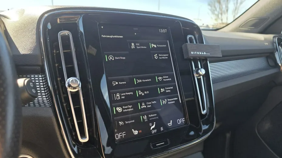 VOLVO XC40 -
