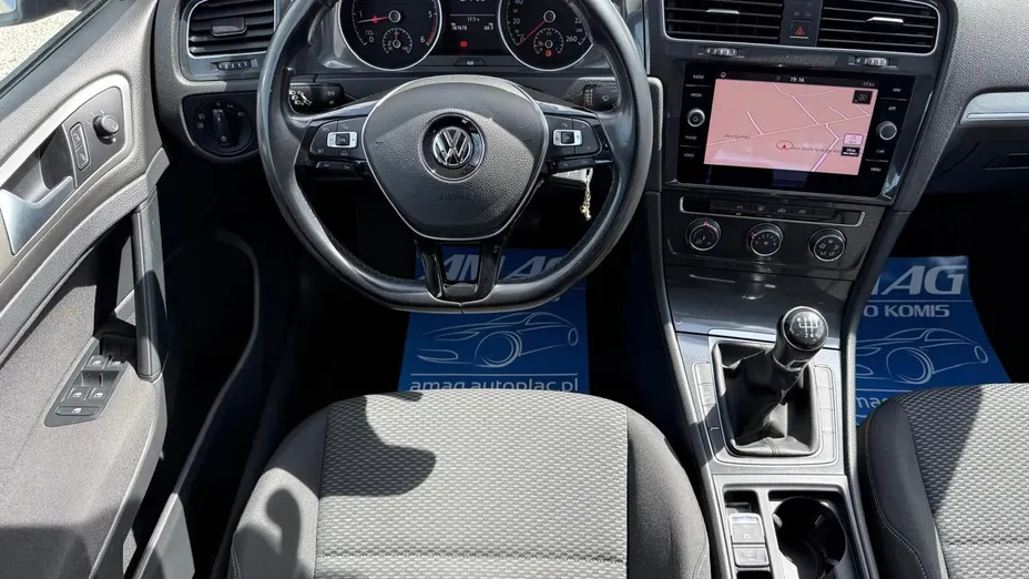 VOLKSWAGEN Golf -