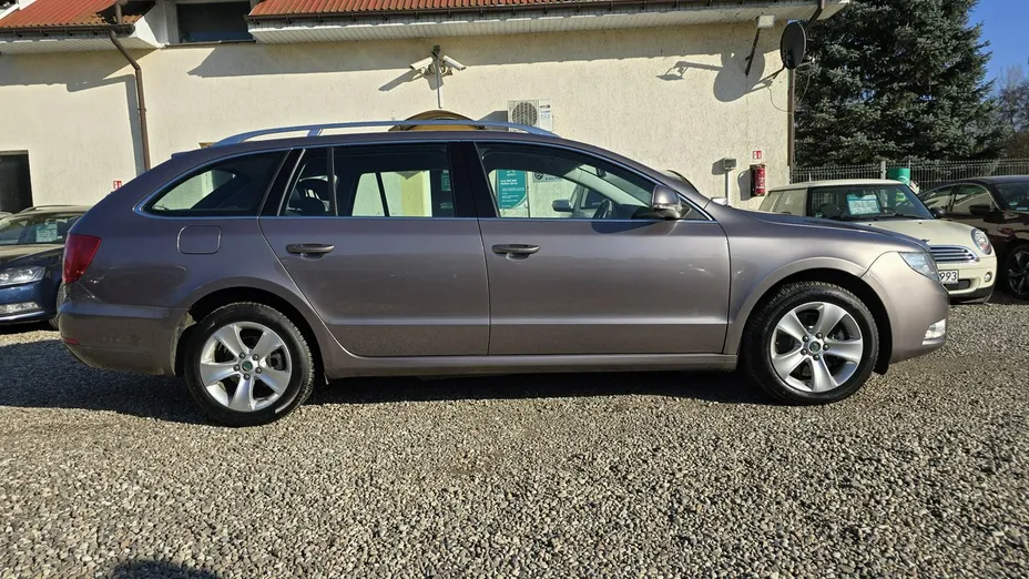 SKODA Superb -