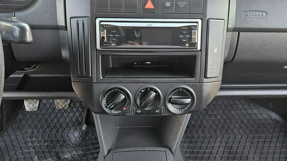 VOLKSWAGEN Polo -