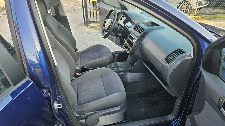VOLKSWAGEN Polo -