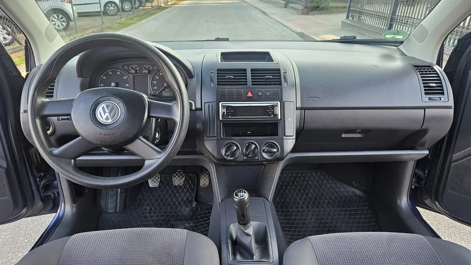 VOLKSWAGEN Polo -