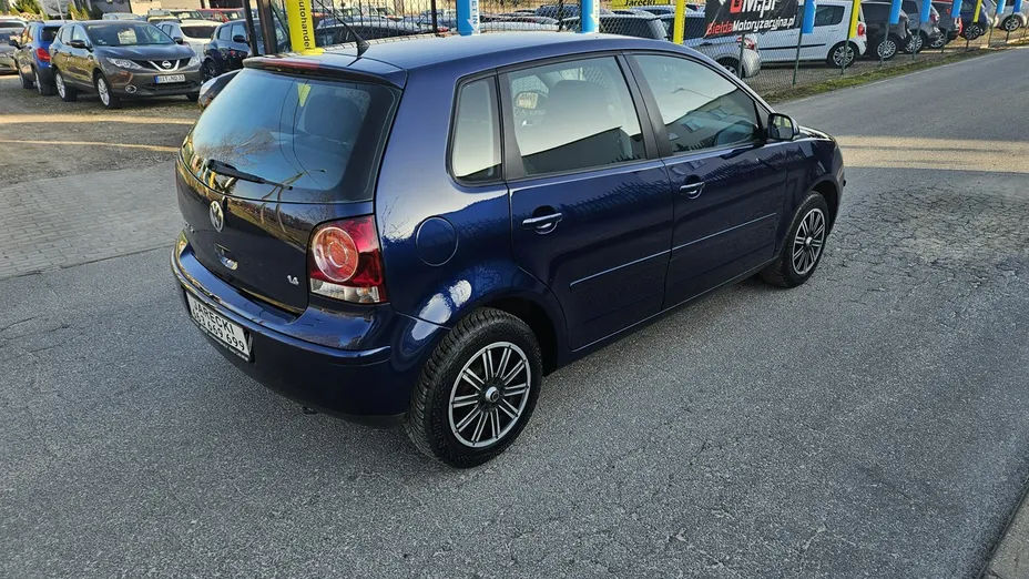 VOLKSWAGEN Polo -