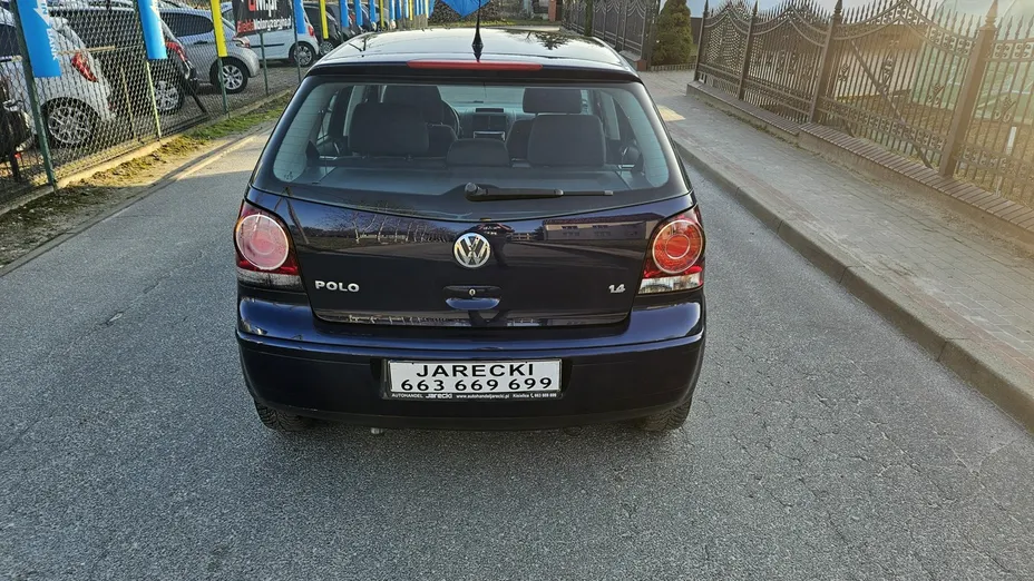 VOLKSWAGEN Polo -