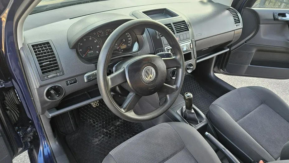 VOLKSWAGEN Polo -