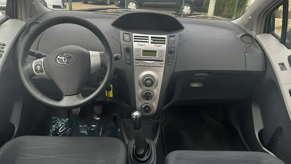 TOYOTA Yaris -
