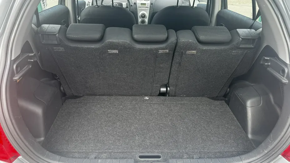 TOYOTA Yaris -
