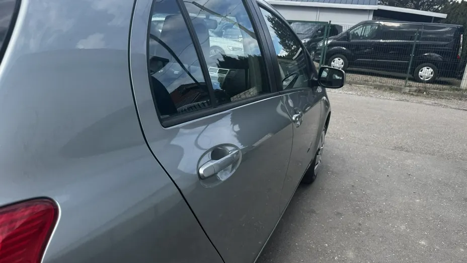 TOYOTA Yaris -
