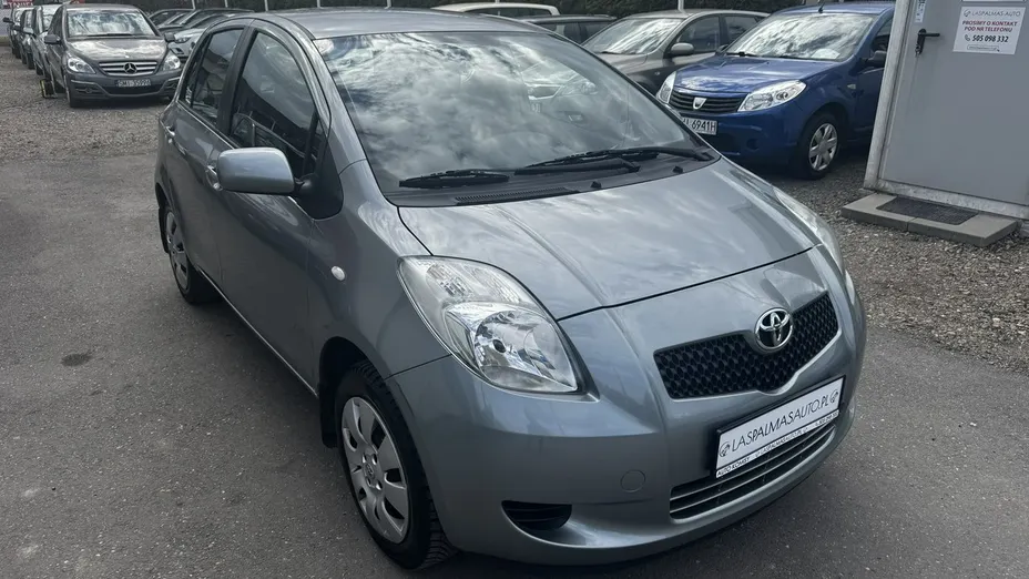 TOYOTA Yaris -