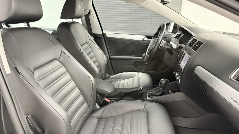 VOLKSWAGEN Jetta -