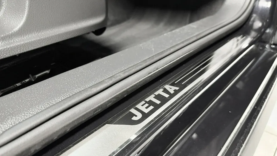 VOLKSWAGEN Jetta -