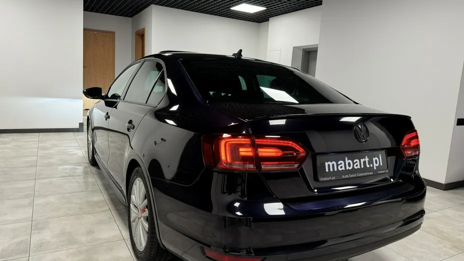 VOLKSWAGEN Jetta -