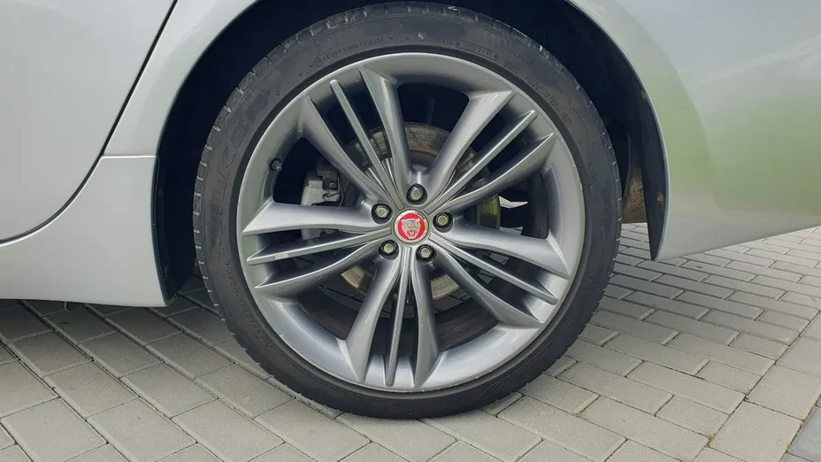JAGUAR XJ -