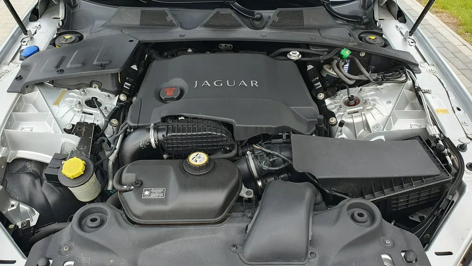 JAGUAR XJ -