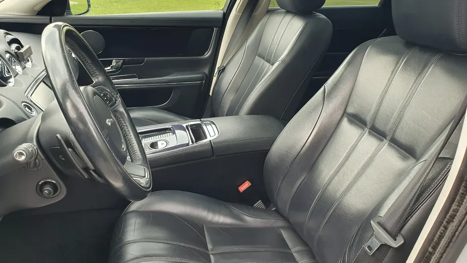 JAGUAR XJ -