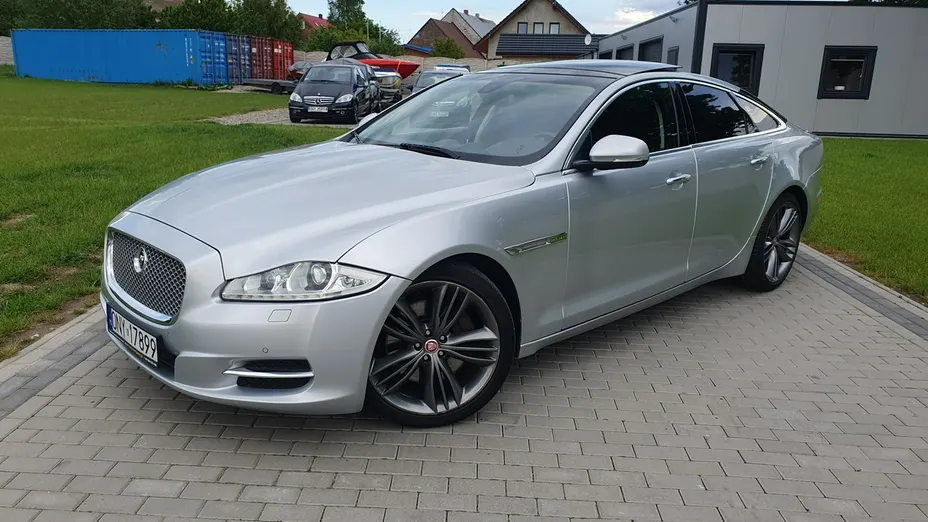 JAGUAR XJ -