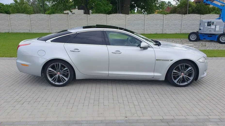 JAGUAR XJ -