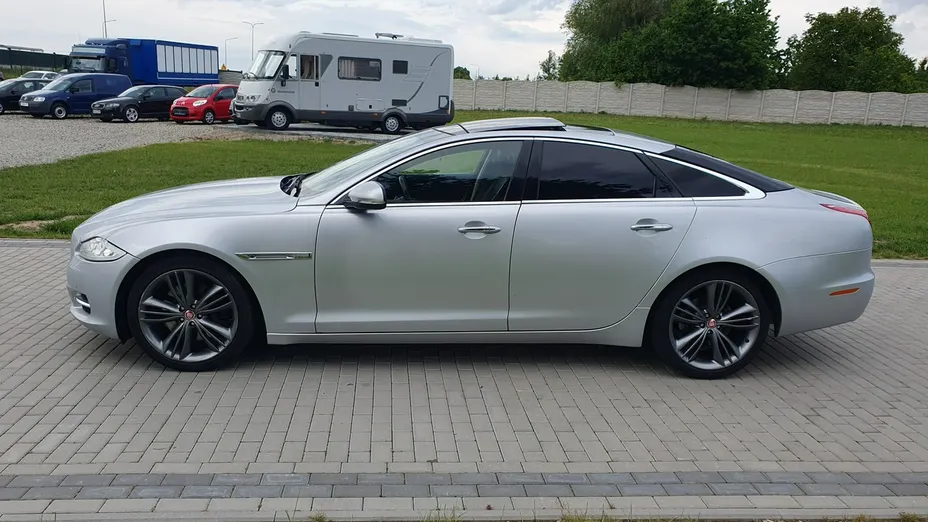 JAGUAR XJ -