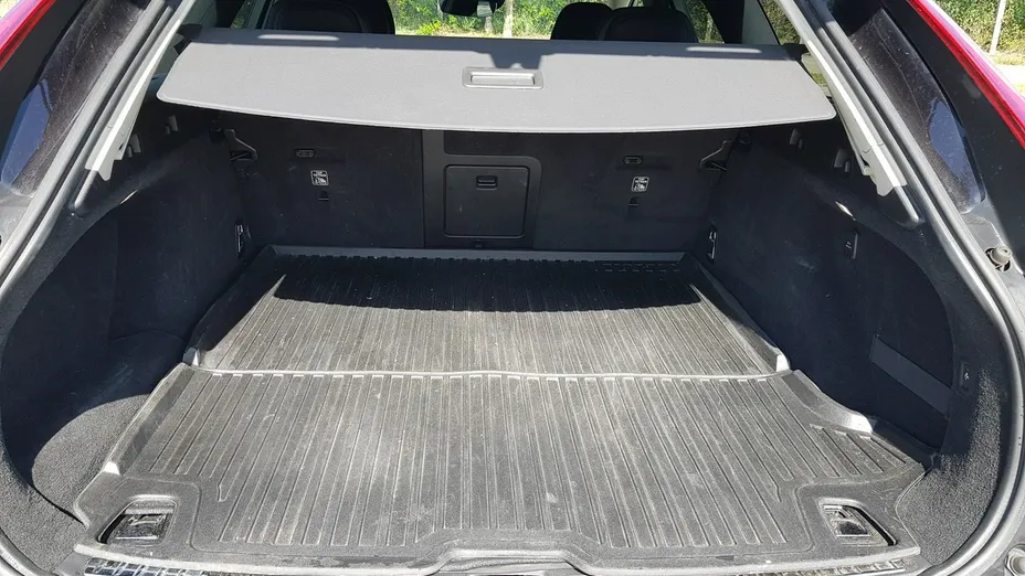 VOLVO V90 -