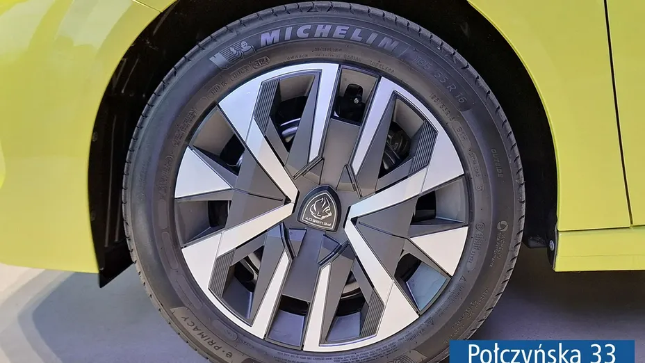 PEUGEOT 208 -