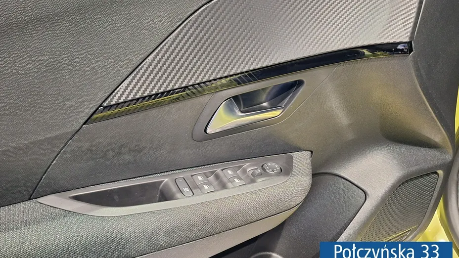 PEUGEOT 208 -