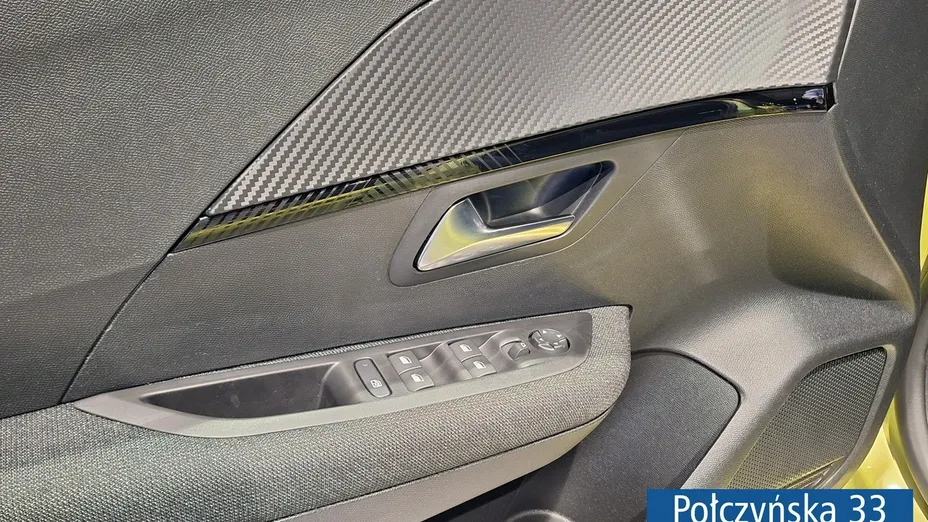 PEUGEOT 208 -
