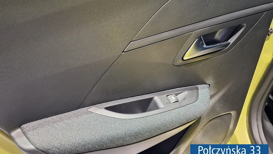 PEUGEOT 208 -