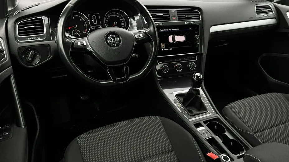 VOLKSWAGEN Golf -