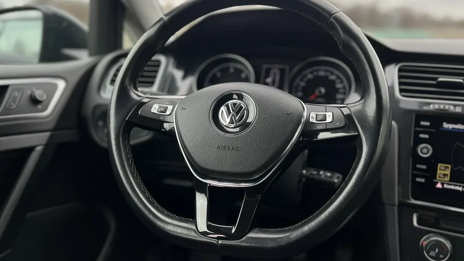VOLKSWAGEN Golf -